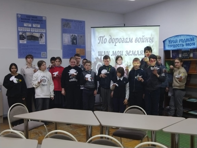 По дорогам войны шли мои земляки.